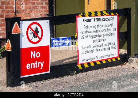 Croston, Lancashire. Covid 19. 22. September 2020 "froh, dass Sie Rückenschilder haben" verlassene geschlossene öffentliche Häuser und Restaurants im Dorf, da neue zusätzliche kurzfristige Beschränkungen für den lizenzierten Handel in Kraft treten. Quelle: MediaWorldImages/AlamyLiveNews Stockfoto