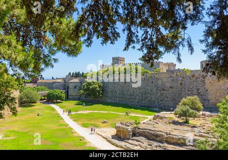 Der alte Stadtgraben und Tor d'Amboise in der mittelalterlichen Altstadt von Rhodos, die Insel Rhodos, Dodekanes, Griechenland Stockfoto