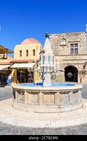 Der Castellania Brunnen auf dem Ippokratous Platz, Rhodos, Altstadt, Rhodos Insel, Griechenland Stockfoto