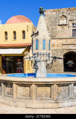 Der Castellania Brunnen auf dem Ippokratous Platz, Rhodos, Altstadt, Rhodos Insel, Griechenland Stockfoto