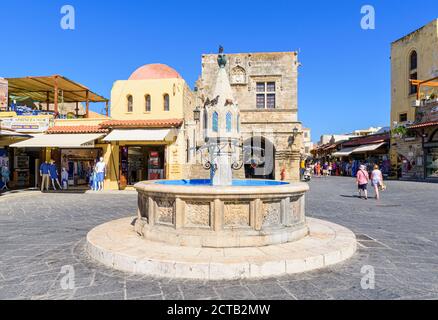 Der Castellania Brunnen auf dem Ippokratous Platz, Rhodos Altstadt, Rhodos Insel, Griechenland Stockfoto