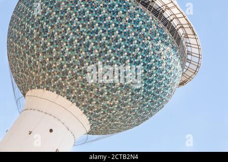 Die ikonischen Wahrzeichen Kuwait Towers auf einer Nahaufnahme zeigt seine blauen Emaille-Scheiben im Detail. Stockfoto