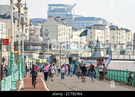 Brighton UK 22. September 2020 - Besucher genießen heute einen weiteren Tag mit heißer Sonne an der Küste von Brighton, aber das Wetter ist für viel kühlere Bedingungen ab morgen vorhergesagt : Credit Simon Dack / Alamy Live News Stockfoto