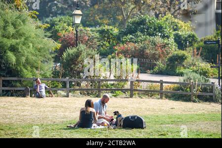 Brighton UK 22. September 2020 - Besucher genießen heute einen weiteren Tag mit heißer Sonne in Pavilion Gardens Brighton, aber das Wetter ist für viel kühlere Bedingungen ab morgen vorhergesagt : Credit Simon Dack / Alamy Live News Stockfoto