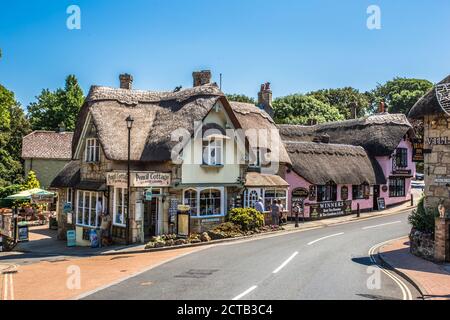 SHANKLIN, GROSSBRITANNIEN - 28. Jun 2018: Die kleine Stadt Shanklin auf der Isle of Wight in England.Urlauber stöbern in den Souvenirläden im malerischen Stockfoto