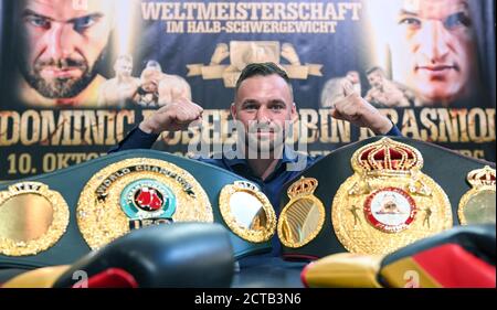 Magdeburg, Deutschland. September 2020. Boxen: Vor dem Kampf Weltmeisterschaft im leichten Schwergewicht. Dominic Bösel mit seinen Gürteln für die Fotosession. Der Kampf findet am 10. Oktober in Magdeburg statt. Quelle: Hendrik Schmidt/dpa-Zentralbild/dpa/Alamy Live News Stockfoto