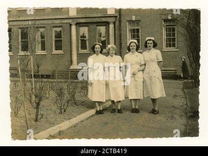 Fotos von Krankenschwestern außerhalb eines Krankenhauses aus den 50er Jahren, um 1955, Großbritannien Stockfoto