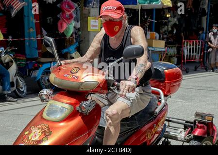 Älterer Manchester United Fußballfan auf einem Motorrad und prangt Mit seinen Teams regalia Stockfoto