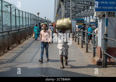 Kolkata, Indien - 2. Februar 2020: Nicht identifizierte Fußgänger gehen am 2. Februar 2020 über die Howrah-Brücke in Kolkata, Indien Stockfoto