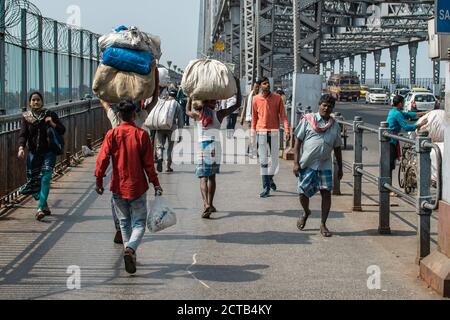 Kolkata, Indien - 2. Februar 2020: Nicht identifizierte Fußgänger gehen am 2. Februar 2020 über die Howrah-Brücke in Kolkata, Indien Stockfoto