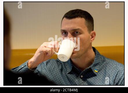 Weltmeister im Schwergewicht Wladimir Klitschko in London. Er trägt eine ukrainische Nadel auf seinem Kragen. Bild-Kredit : © MARK PAIN / ALAMY Stockfoto