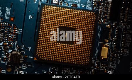 Makroaufnahme des Motherboards mit CPU-Prozessor-Sockel. Leiterplatte: Innerhalb des elektronischen Geräts, Teile des Supercomputers. Stockfoto