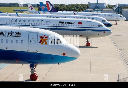 Laage, Deutschland. September 2020. Neue Airbus A320neo stehen am Flughafen Rostock-Laage und warten auf die Auslieferung an die Fluggesellschaften in Asien. Aufgrund der Coronakrise kann das Flugzeug nicht geliefert werden. Bis zu 15 neue Flugzeuge können auf dem Vorfeld abgestellt werden. Quelle: Jens Büttner/dpa-Zentralbild/ZB/dpa/Alamy Live News Stockfoto