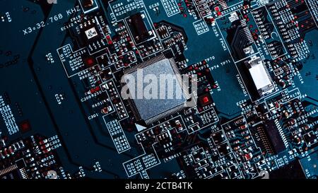 Makro-Nahaufnahme von Microchip, CPU-Prozessor auf schwarzer Leiterplatte, Computer-Motherboard mit Komponenten im Inneren des elektronischen Geräts, Teil Stockfoto