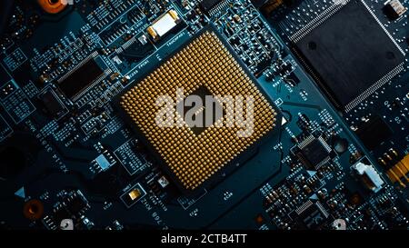 Makroaufnahme des Motherboards mit CPU-Prozessor-Sockel. Leiterplatte: Innerhalb des elektronischen Geräts, Teile des Supercomputers. Stockfoto