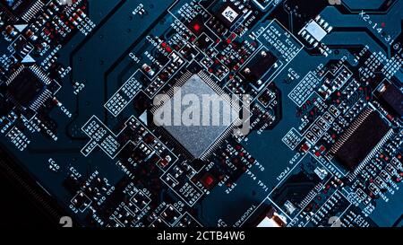 Makro-Nahaufnahme von Microchip, CPU-Prozessor auf schwarzer Leiterplatte, Computer-Motherboard mit Komponenten im Inneren des elektronischen Geräts, Teil Stockfoto