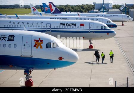 Laage, Deutschland. September 2020. Neue Airbus A320neo stehen am Flughafen Rostock-Laage und warten auf die Auslieferung an die Fluggesellschaften in Asien. Aufgrund der Coronakrise kann das Flugzeug nicht geliefert werden. Bis zu 15 neue Flugzeuge können auf dem Vorfeld abgestellt werden. Quelle: Jens Büttner/dpa-Zentralbild/ZB/dpa/Alamy Live News Stockfoto