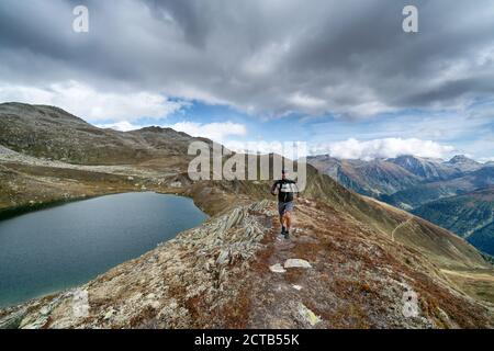 Trailrunning bei Ulrichen, Obergoms, Alpen, Schweiz Stockfoto