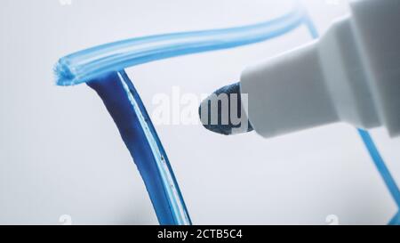 Makroaufnahme eines blauen Markierstifts, der mit der Hand gehalten wird. Person, die eine Box auf ein Whiteboard zeichnet. Stockfoto