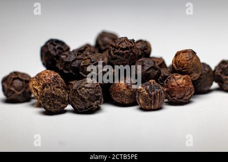 Nahaufnahme von runden schwarzen Pfefferkörnern Stockfoto