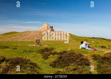 Wanderer auf der Gedenkgipfel Cairn auf Dunkery Beacon - der höchste Punkt in Somerset und Exmoor National Park (1.705ft), England, Großbritannien Stockfoto