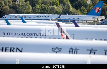 Laage, Deutschland. September 2020. Neue Airbus A320neo stehen am Flughafen Rostock-Laage und warten auf die Auslieferung an die Fluggesellschaften in Asien. Aufgrund der Coronakrise kann das Flugzeug nicht geliefert werden. Bis zu 15 neue Flugzeuge können auf dem Vorfeld abgestellt werden. Quelle: Jens Büttner/dpa-Zentralbild/ZB/dpa/Alamy Live News Stockfoto
