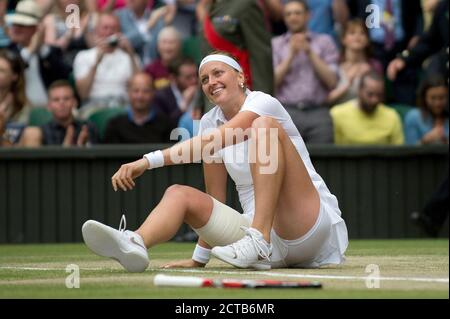 Petra Kvitova gewinnt das Wimbledon Ladies Finale 2014. Eugenie Bouchard / Petra Kvitova. Bild-Kredit : © MARK PAIN / ALAMY STOCK FOTO Stockfoto