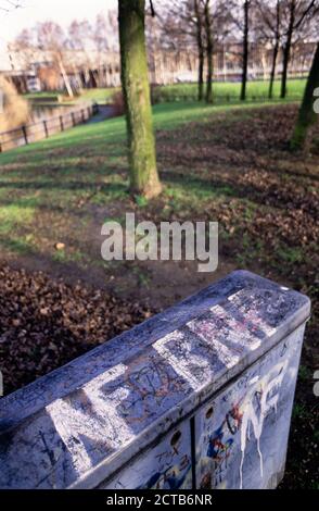Graffiti der National Front und der British National Party auf dem Thamesmead Estate im Südosten Londons an einem knackigen Januartag. 19. Januar 1993. Foto: Neil Turner Stockfoto