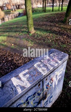 Graffiti der National Front und der British National Party auf dem Thamesmead Estate im Südosten Londons an einem knackigen Januartag. 19. Januar 1993. Foto: Neil Turner Stockfoto