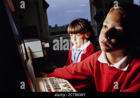 Kinder, die vernetzte Computer im Unterricht an der St John's Primary School, Fareham, Hampshire. 16. Juli 1993. Foto: Neil Turner Stockfoto