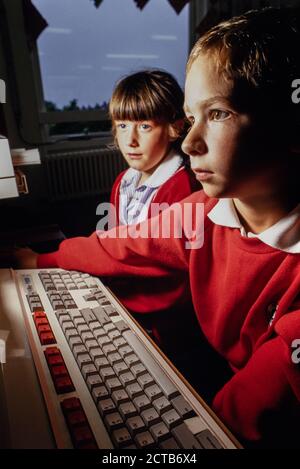 Kinder, die vernetzte Computer im Unterricht an der St John's Primary School, Fareham, Hampshire. 16. Juli 1993. Foto: Neil Turner Stockfoto