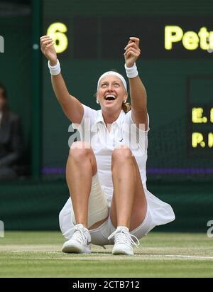 Petra Kvitova gewinnt das Wimbledon Ladies Finale 2014. Eugenie Bouchard / Petra Kvitova. Bild-Kredit : © MARK PAIN / ALAMY STOCK FOTO Stockfoto