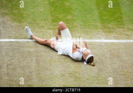 Petra Kvitova gewinnt das Wimbledon Ladies Finale 2014. Eugenie Bouchard / Petra Kvitova. Bild-Kredit : © MARK PAIN / ALAMY STOCK FOTO Stockfoto