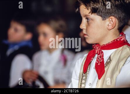 Lokale Schüler besuchen Preston Manor in Brighton, East Sussex, um an einem edwardianischen Rollenspiel teilzunehmen, in dem sie lernen, wie es war, in einem Herrenhaus als Diener und Putzfrauen zu arbeiten. 24. Januar 1994. Foto: Neil Turner Stockfoto