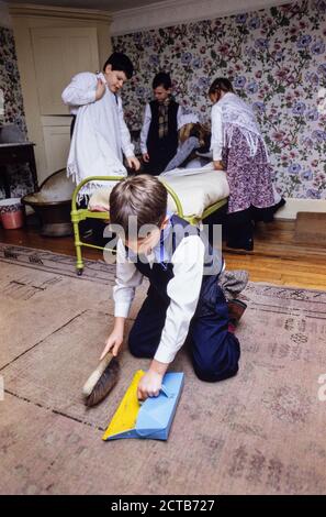 Lokale Schüler besuchen Preston Manor in Brighton, East Sussex, um an einem edwardianischen Rollenspiel teilzunehmen, in dem sie lernen, wie es war, in einem Herrenhaus als Diener und Putzfrauen zu arbeiten. 24. Januar 1994. Foto: Neil Turner Stockfoto