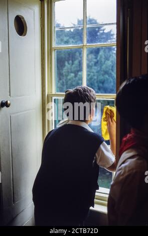 Lokale Schüler besuchen Preston Manor in Brighton, East Sussex, um an einem edwardianischen Rollenspiel teilzunehmen, in dem sie lernen, wie es war, in einem Herrenhaus als Diener und Putzfrauen zu arbeiten. 24. Januar 1994. Foto: Neil Turner Stockfoto