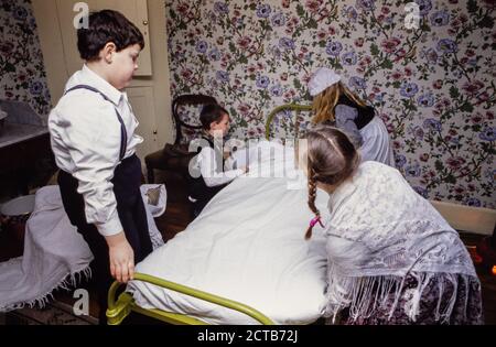 Lokale Schüler besuchen Preston Manor in Brighton, East Sussex, um an einem edwardianischen Rollenspiel teilzunehmen, in dem sie lernen, wie es war, in einem Herrenhaus als Diener und Putzfrauen zu arbeiten. 24. Januar 1994. Foto: Neil Turner Stockfoto