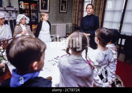 Lokale Schüler besuchen Preston Manor in Brighton, East Sussex, um an einem edwardianischen Rollenspiel teilzunehmen, in dem sie lernen, wie es war, in einem Herrenhaus als Diener und Putzfrauen zu arbeiten. 24. Januar 1994. Foto: Neil Turner Stockfoto