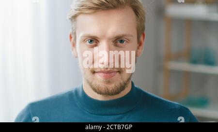 Porträt eines schönen blonden jungen Mannes lächelnd, beim Blick auf die Kamera. Glücklich attraktiv Kerl mit blauen Augen Stockfoto