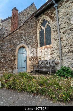 Holztür, Bank und gotisches Fenster der Kirche des Erzengels St. Michael, im Dorf Smarden, Kent, Großbritannien Stockfoto