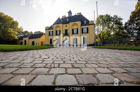 Krefeld-Linn - Blick auf das Jagdschloss von Schloss Linn in Herbststimmung, Nordrhein-Westfalen, Deutschland, 17.09.2020 Stockfoto