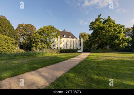 Krefeld-Linn - Parkansicht auf der Rückseite der Jagdhütte auf Schloss Linn in Herbststimmung, Nordrhein-Westfalen, Deutschland, 17.09.2020 Stockfoto