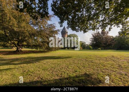 Krefeld-Linn - Parkansicht zum Wehrturm von Schloss Linn in Herbststimmung, Nordrhein-Westfalen, Deutschland, 17.09.2020 Stockfoto