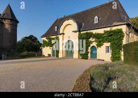 Krefeld-Linn - Blick nach Remise auf Schloss Linn in Herbststimmung, Nordrhein-Westfalen, Deutschland, 17.09.2020 Stockfoto