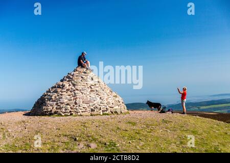 Hundeläufer - Zeit für eine Rast und ein Foto auf dem Gipfel des Dunkery Beacon (1.705ft) – dem höchsten Punkt von Somerset und Exmoor National Park, England, UK Stockfoto