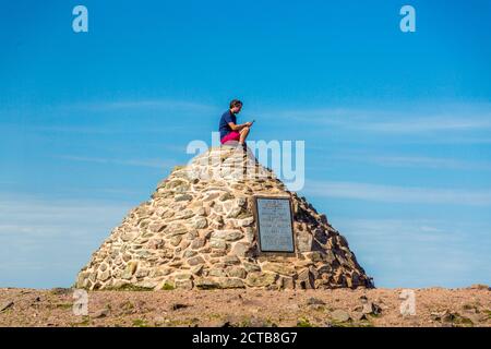 Der Versuch, ein Handy-Signal am Dunkery Beacon (1.705ft) zu bekommen – dem höchsten Punkt in Somerset und dem Exmoor National Park, England, Großbritannien Stockfoto