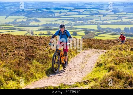 Mountainbiker nähern sich dem Gipfel des Dunkery Beacon – dem höchsten Punkt im Somerset und im Exmoor National Park (1.705ft), Somerset, England, Großbritannien Stockfoto