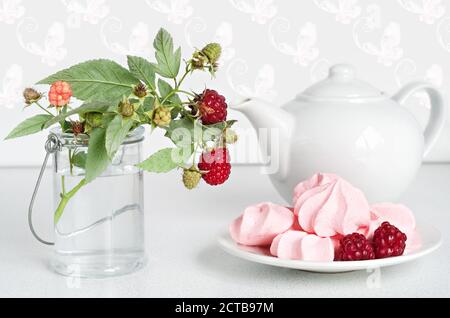 Baiser-Kekse mit frischen Himbeeren für Tee Stockfoto