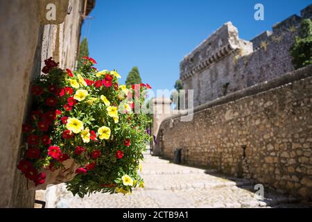 Die Steinmauern und der Turm der berühmten Caetani Burg von Sermoneta, kleine mittelalterliche Stadt in der Region Latium. Italien Stockfoto