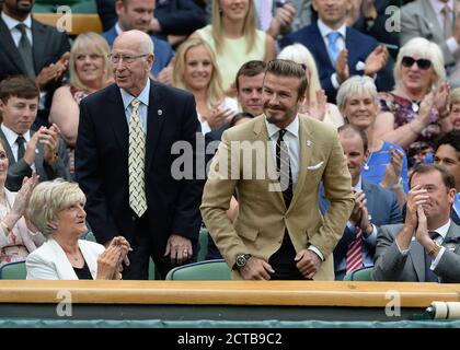 David Beckham und Bobby Charlton . WIMBLEDON TENNIS CHAMPIONSHIPS 2014. Bild : © Mark Pain / Alamy Stockfoto